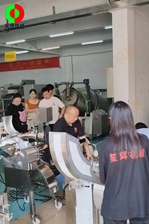 客戶來廠驗收測試一批蔬果加工設備！